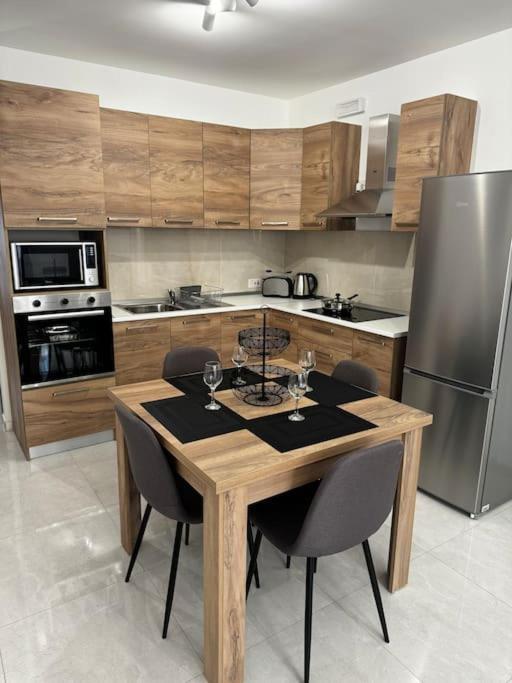 Emerald 2 Bedroom In *